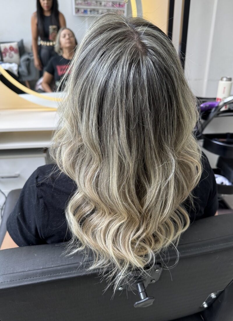 Coloração e mechas · Espaço Favorita Beleza e Unhas — salão de beleza em Vila Bossi, Louveira - SP