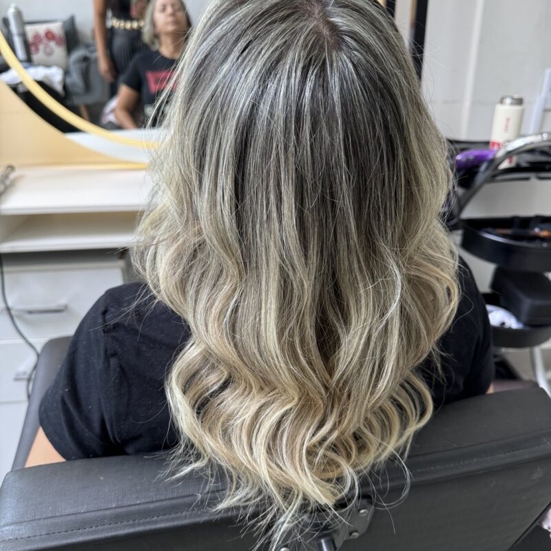 Coloração e mechas · Espaço Favorita Beleza e Unhas — salão de beleza em Vila Bossi, Louveira - SP