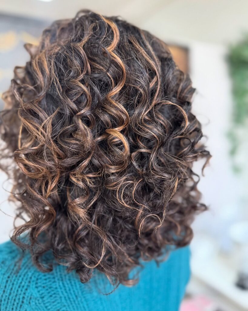 Coloração e mechas – Espaço Favorita Beleza e Unhas, Vila Bossi, Louveira - SP – foto 22